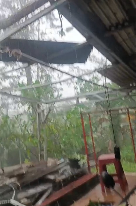 Rumah Warga Kp. Jaura Muara Ciujung Timur Rusak Parah Diterjang Angin Puting Beliung