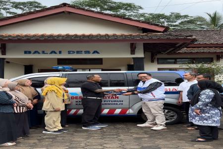 Dr c H Kholik Idris Serahkan B