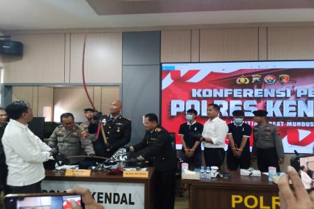 VIRAL! GENK KREAK ACUNGKAN CELURIT