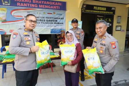 Senyum Sumringah Warga  Peroleh Beras Murah dari Polres Gresik di Hari