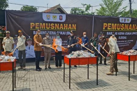 Pembakaran 21 juta batang rokok jadi s