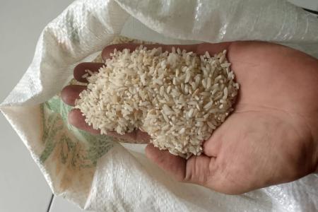 KPM Keluhkan Kualitas Beras Bantuan di Lebak Selatan Banyak Bulir Kuni