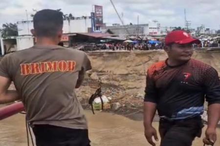Brimob Aceh Pasang Tali Sling pada Jembatan Putus dan Geser Speed Boat